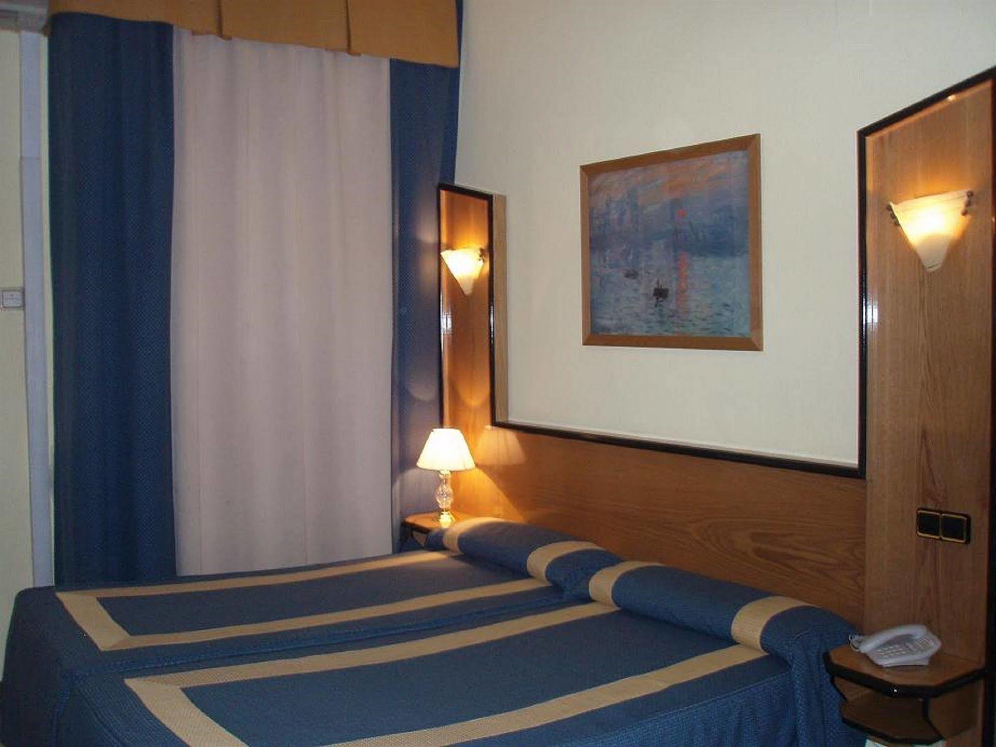 Hostal Buenos Aires Madryt Zewnętrze zdjęcie